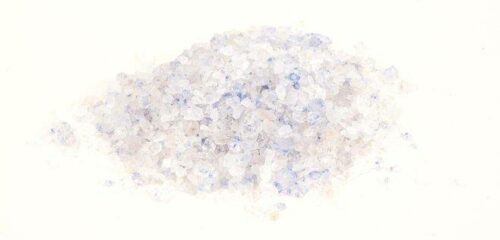 Persų mėlynoji druska baltame fone