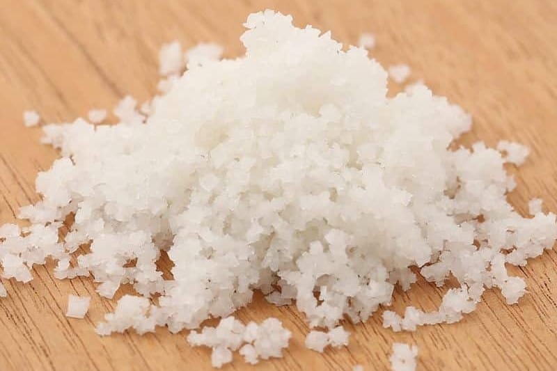Fleur de sel druskos kupeta ant medžio
