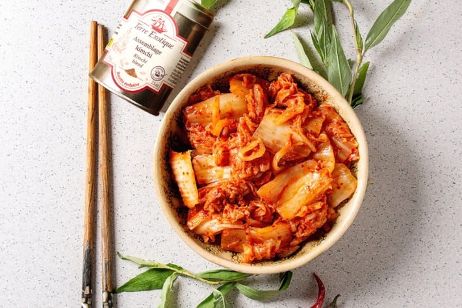Kimchi dubenėlyje su lazdelėmis