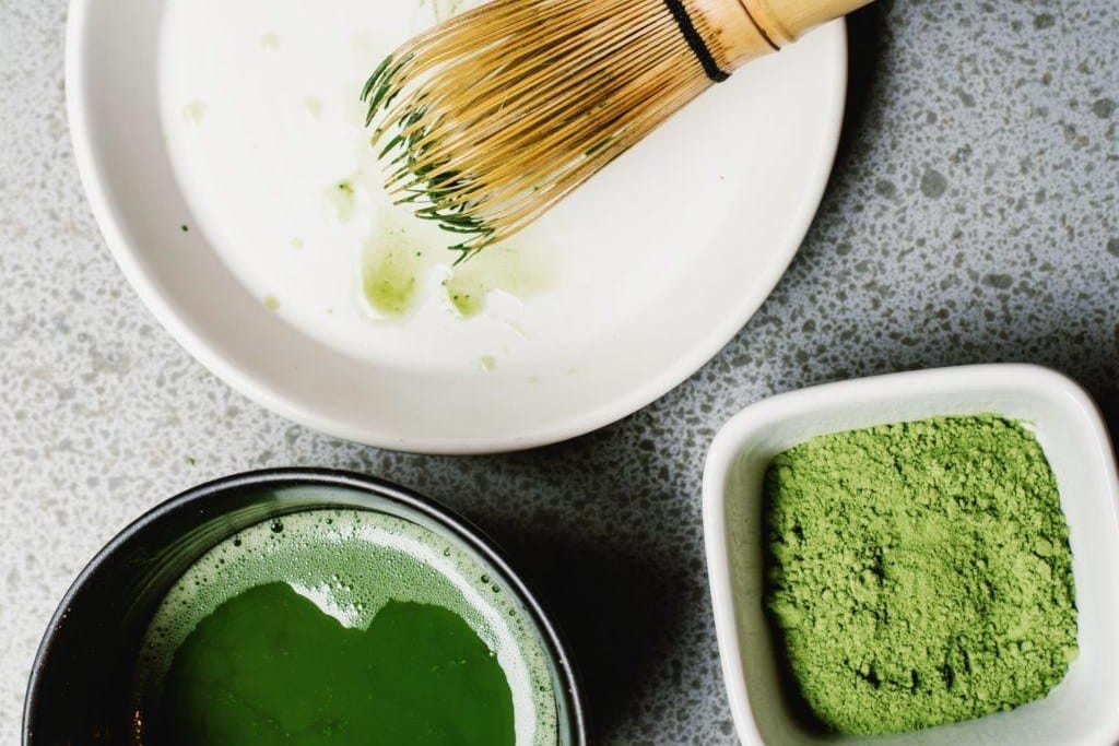 Matcha arbata: dubenėlis, plaktuvas ir milteliai